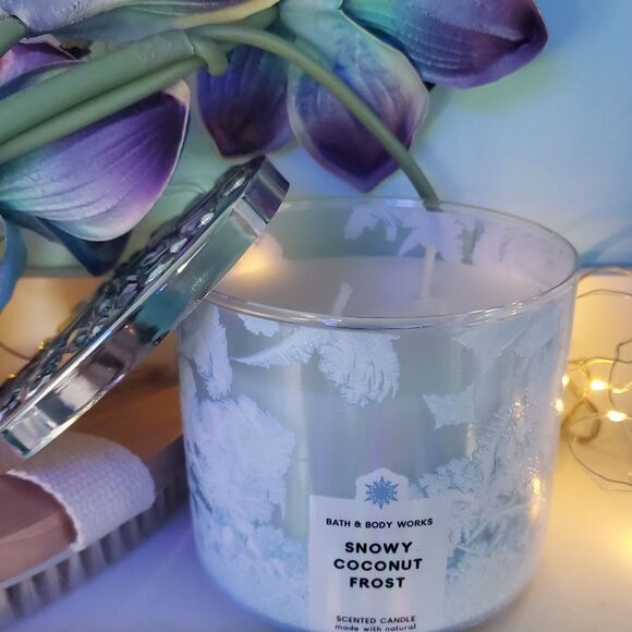 Snowy Coconut Frost Candle from Bath and Body Works - Picture 3 of 6